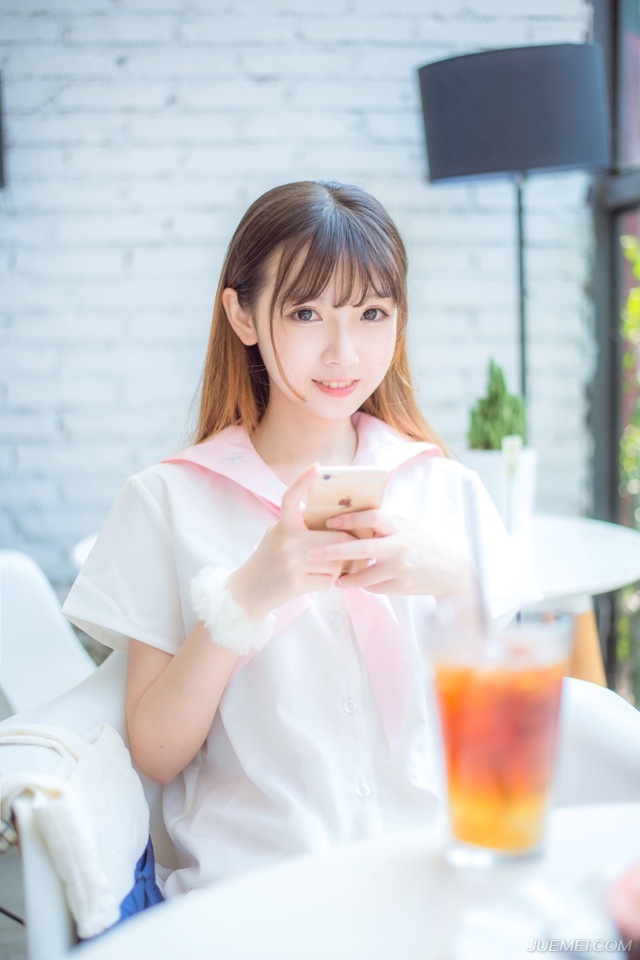 “大哥，要休战？”关羽诧异的看向刘备。